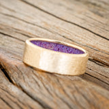 HAMMERED GOLD WEDDING BAND WITH SLEEPY LAVENDER OPAL LINING-5