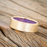 HAMMERED GOLD WEDDING BAND WITH SLEEPY LAVENDER OPAL LINING-2