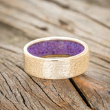 HAMMERED GOLD WEDDING BAND WITH SLEEPY LAVENDER OPAL LINING-3