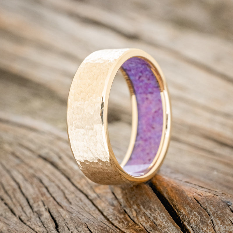 HAMMERED GOLD WEDDING BAND WITH SLEEPY LAVENDER OPAL LINING-1