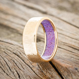 HAMMERED GOLD WEDDING BAND WITH SLEEPY LAVENDER OPAL LINING-4