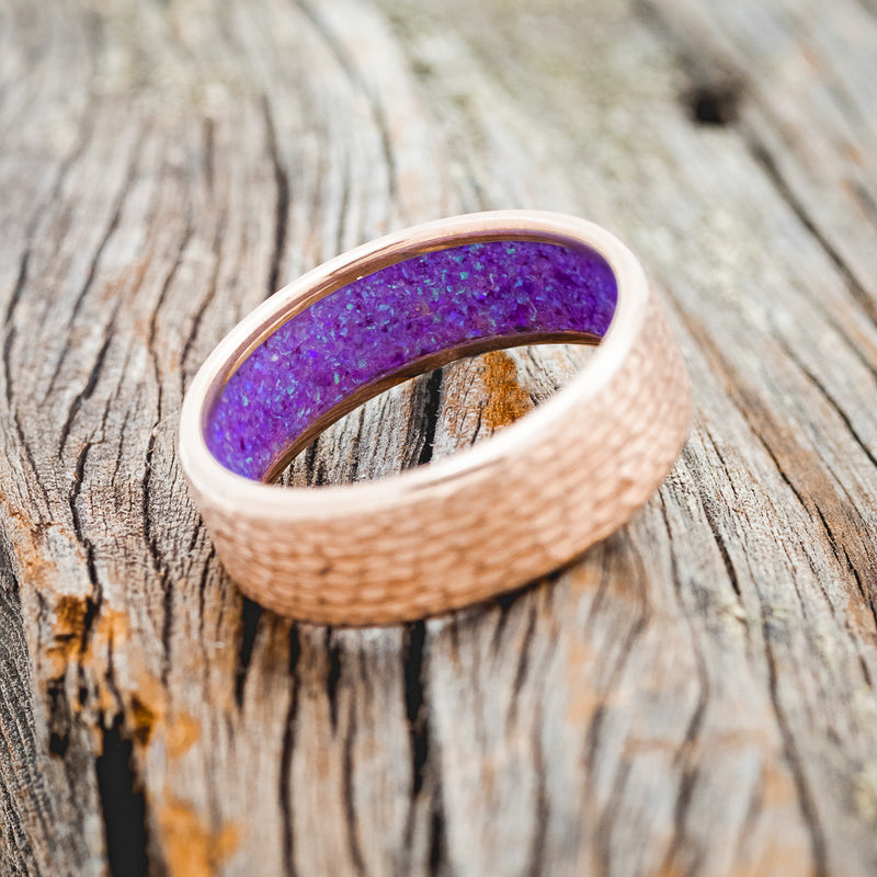 HAMMERED GOLD WEDDING BAND WITH SLEEPY LAVENDER OPAL LINING-12