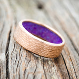 HAMMERED GOLD WEDDING BAND WITH SLEEPY LAVENDER OPAL LINING-10