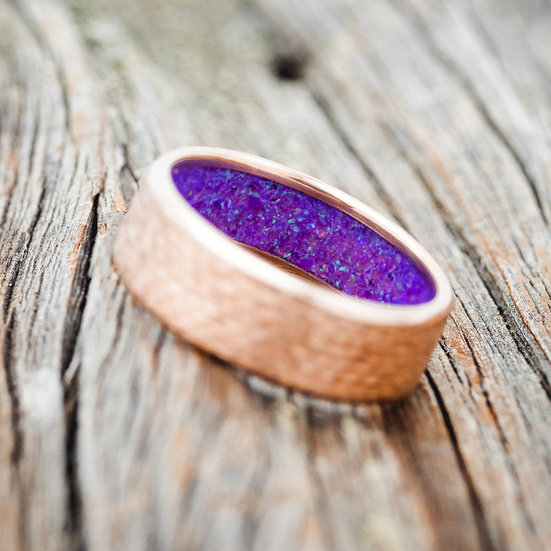 HAMMERED GOLD WEDDING BAND WITH SLEEPY LAVENDER OPAL LINING-11