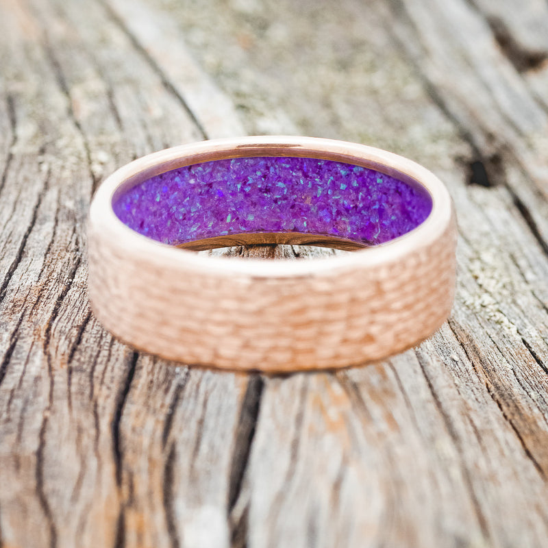 HAMMERED GOLD WEDDING BAND WITH SLEEPY LAVENDER OPAL LINING-15