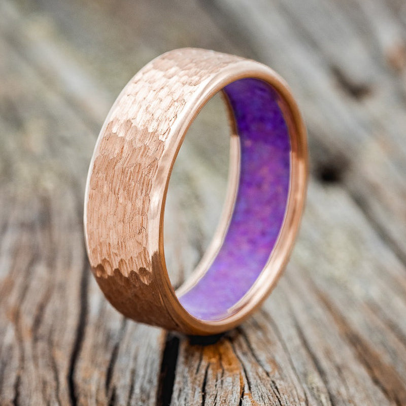 HAMMERED GOLD WEDDING BAND WITH SLEEPY LAVENDER OPAL LINING-8