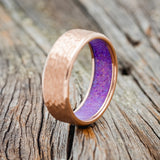 HAMMERED GOLD WEDDING BAND WITH SLEEPY LAVENDER OPAL LINING-9