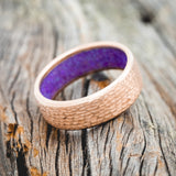 HAMMERED GOLD WEDDING BAND WITH SLEEPY LAVENDER OPAL LINING-13